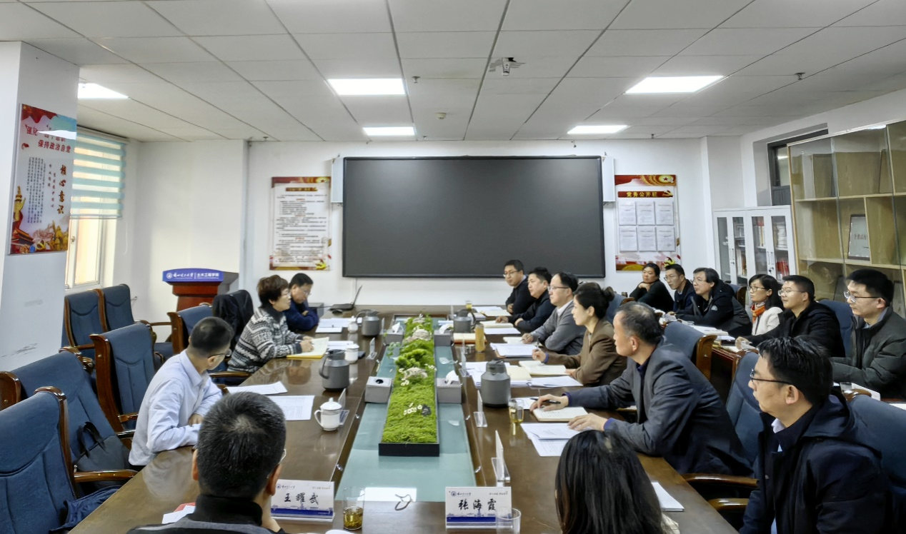 集团领导列席旁听公司党委理论学...