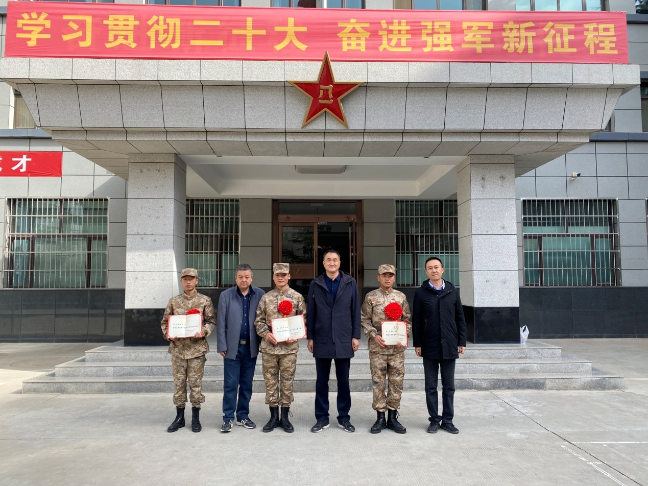 土木公司组织看望2023年春季应征入伍员工